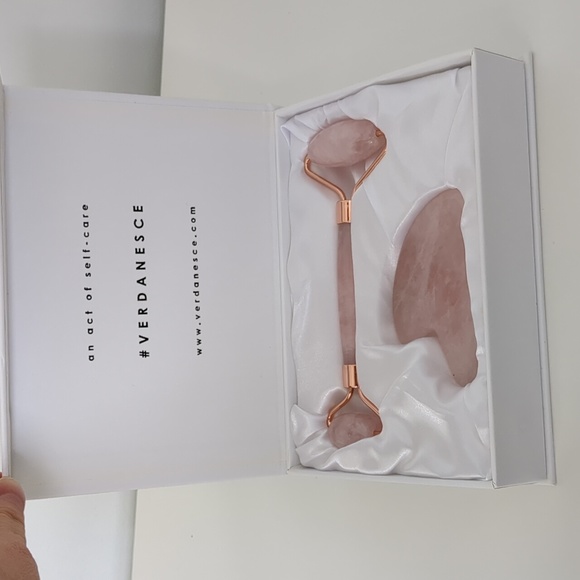 Rose quartz jade roller and gua sha set - Picture 3 of 4